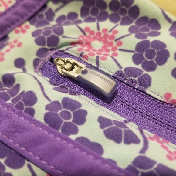 Rare Lululemon size 4 shorts - Picture 3 of 7